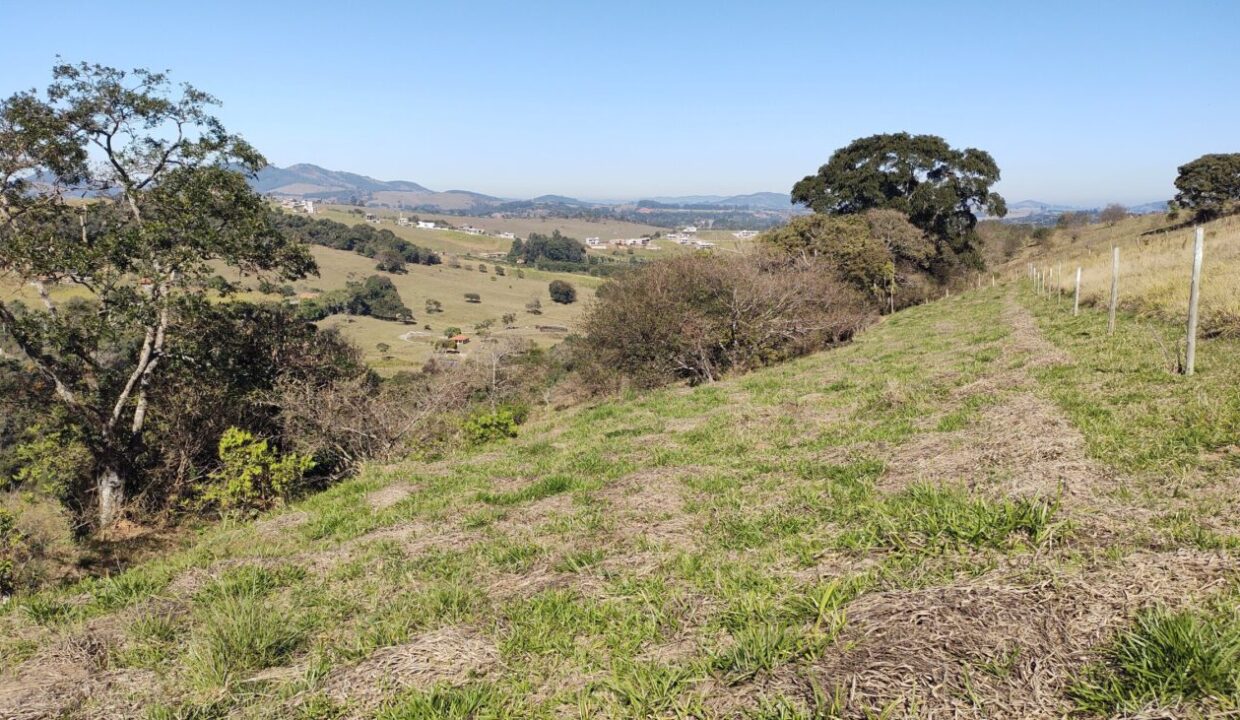 terreno grande a venda em joanópolis vista para montanhas 9.000m, pagamento facilitado (2)