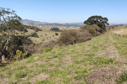 terreno grande a venda em joanópolis vista para montanhas 9.000m, pagamento facilitado (2)