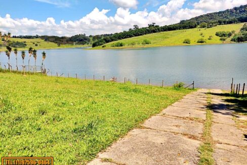 Terreno 3.000m² pé na água